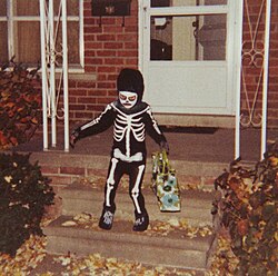 "Trick or Treater.jpg", uploaded by User:Chowbok