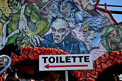 "Warm welcome to the toilet.jpg", uploaded by User:Spielvogel