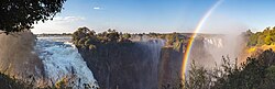 "Cataratas Victoria, Zambia-Zimbabue, 2018-07-27, DD 30-34 PAN.jpg", uploaded by User:Poco a poco