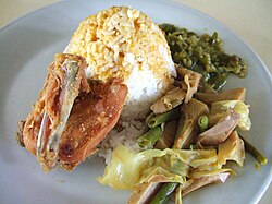 Nasi rames ayam goreng